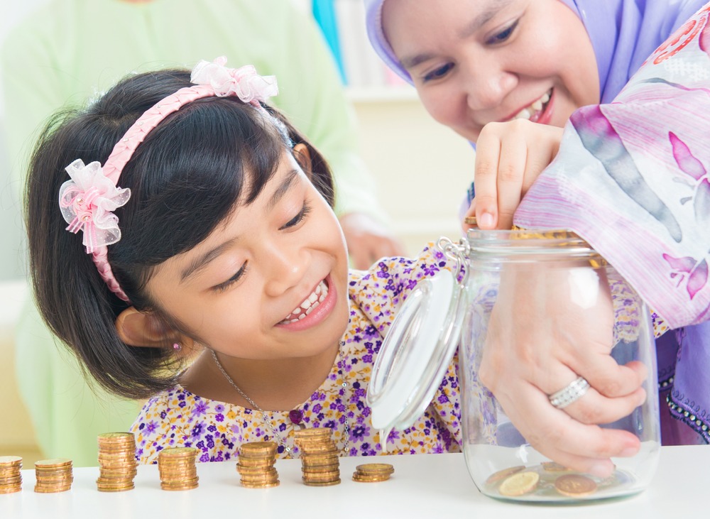 Mom and daughter counting coins ( patience activity )